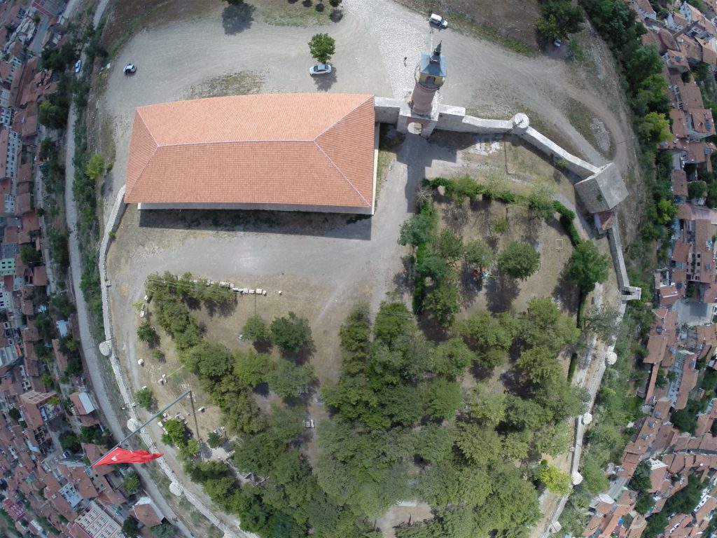 Zile Kalesi Kuzeyinde Kaya Mezar